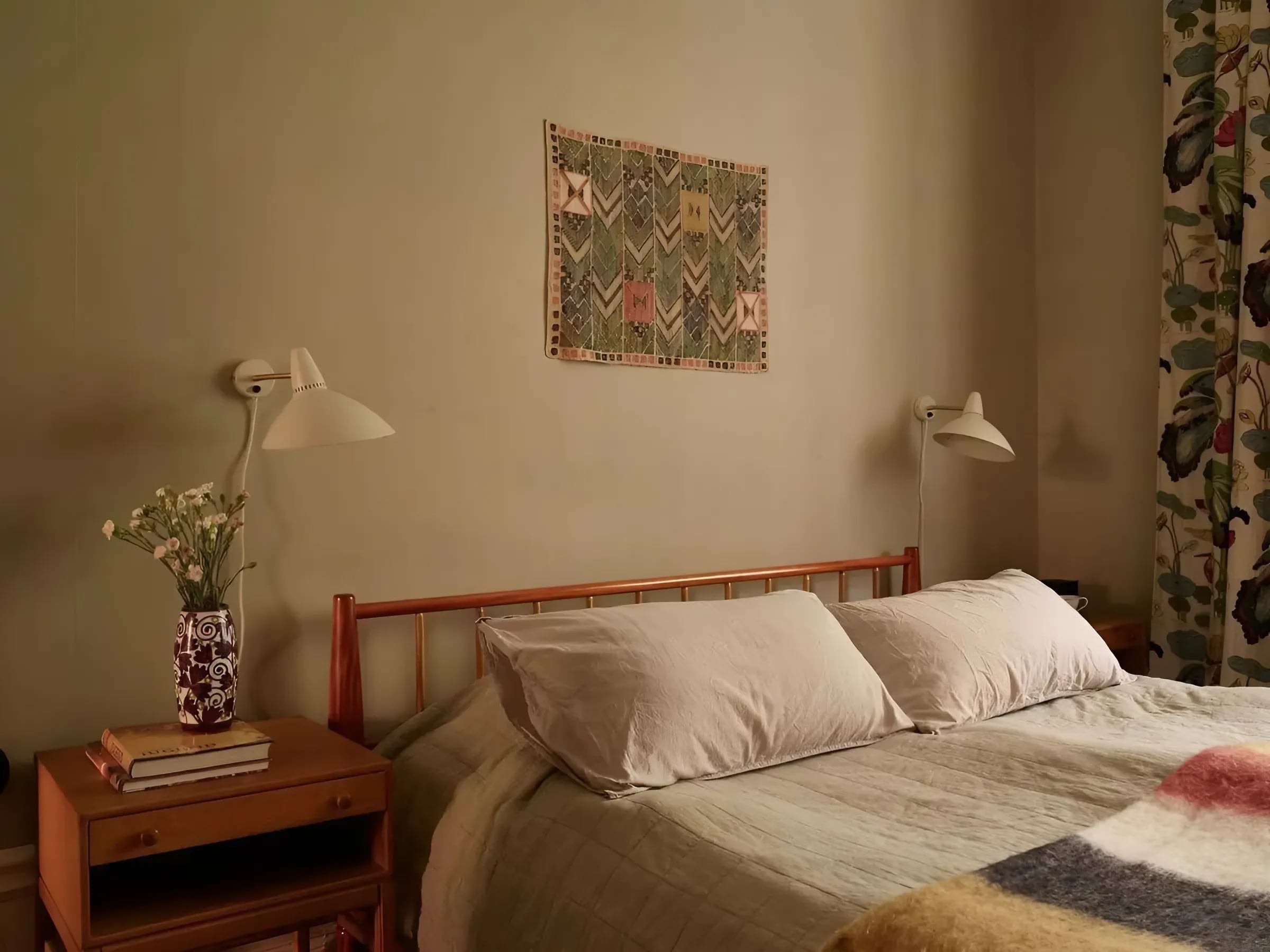 Trang trí phòng ngủ vintage 10m2 cho vợ chồng với gam màu be chủ đạo Trang trí phòng ngủ vintage 10m2 cho vợ chồng với gam màu be chủ đạo